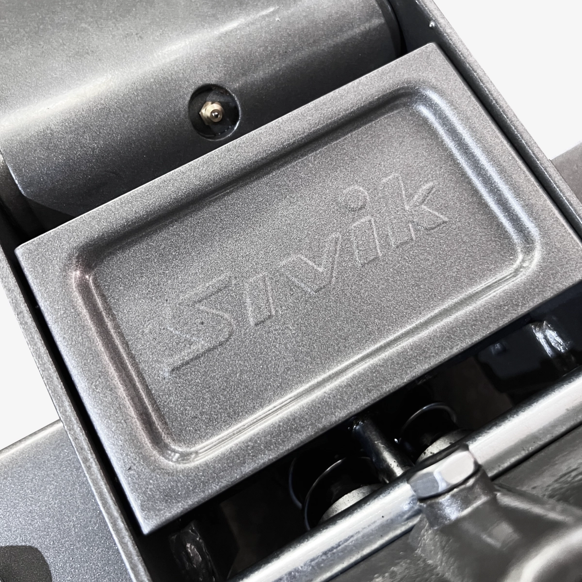 Встроенный лоток для хранения мелких деталей