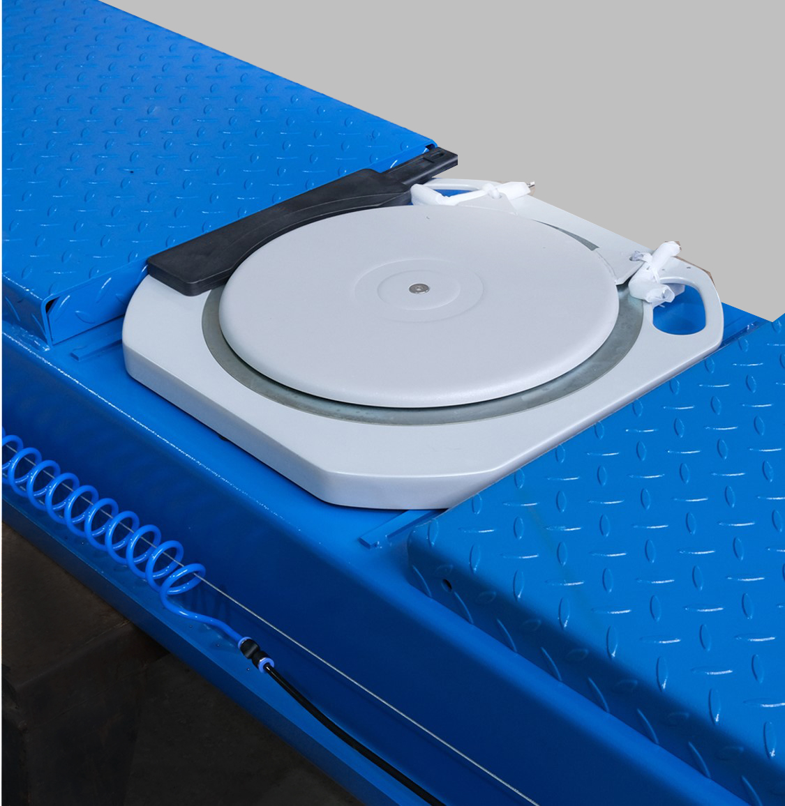 Подъемник оборудован нишами под поворотные круги