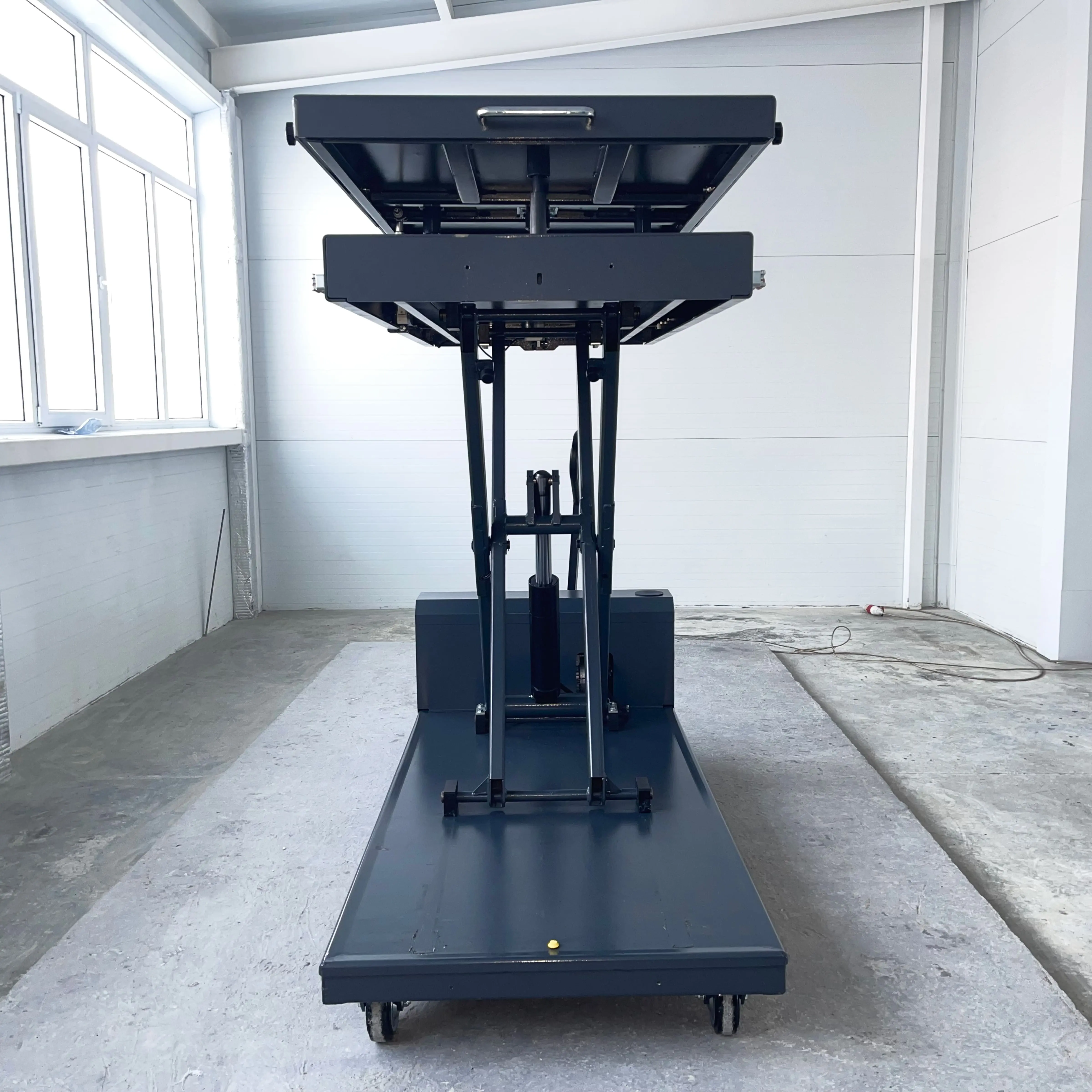 картинка Подъемник ножничный мобильный для обслуживания АКБ электромобилей ПГН-7515Е Sivik