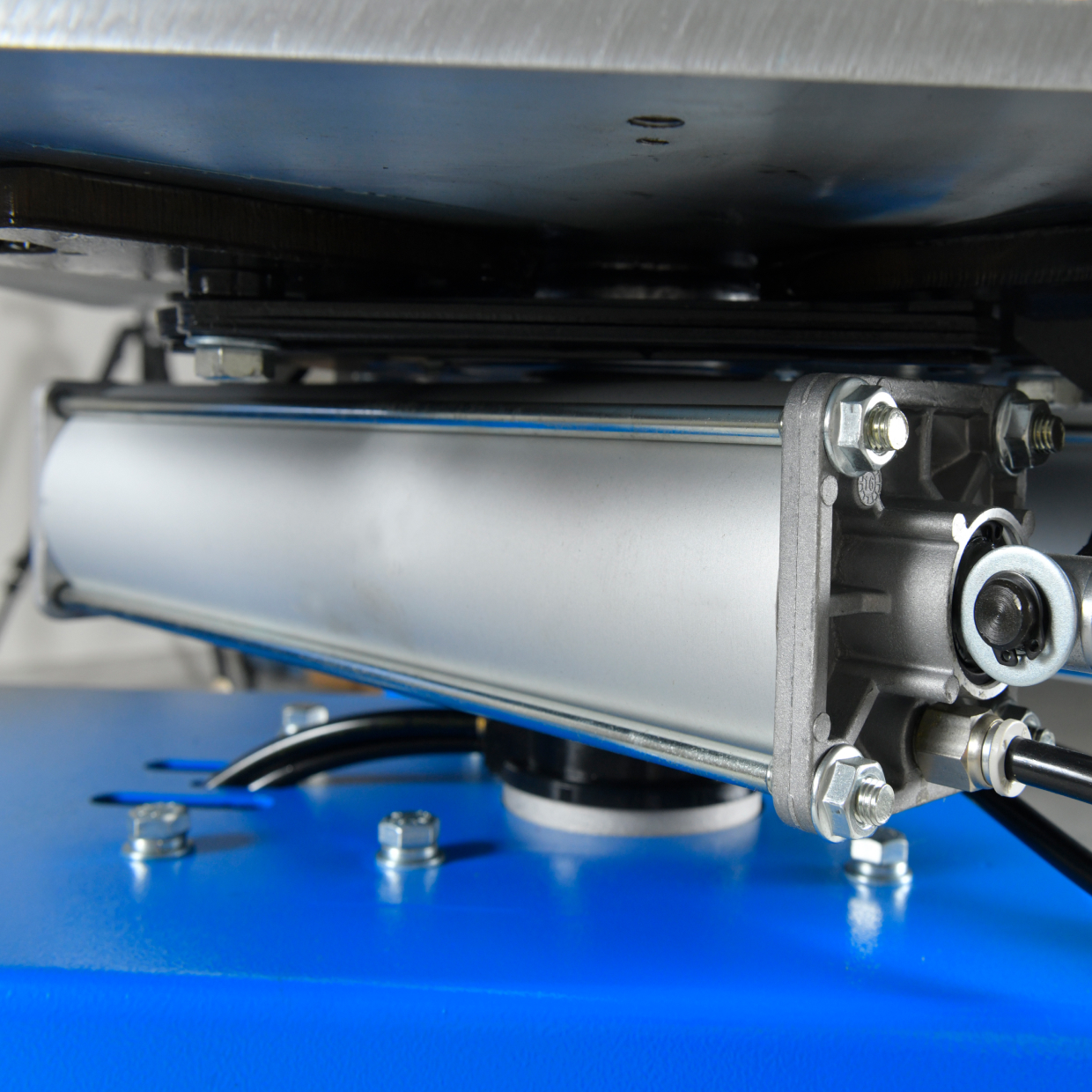 Увеличенный рабочий стол для ОБСЛУЖИВАНИЯ САМЫХ ХОДОВЫХ КОЛЕС