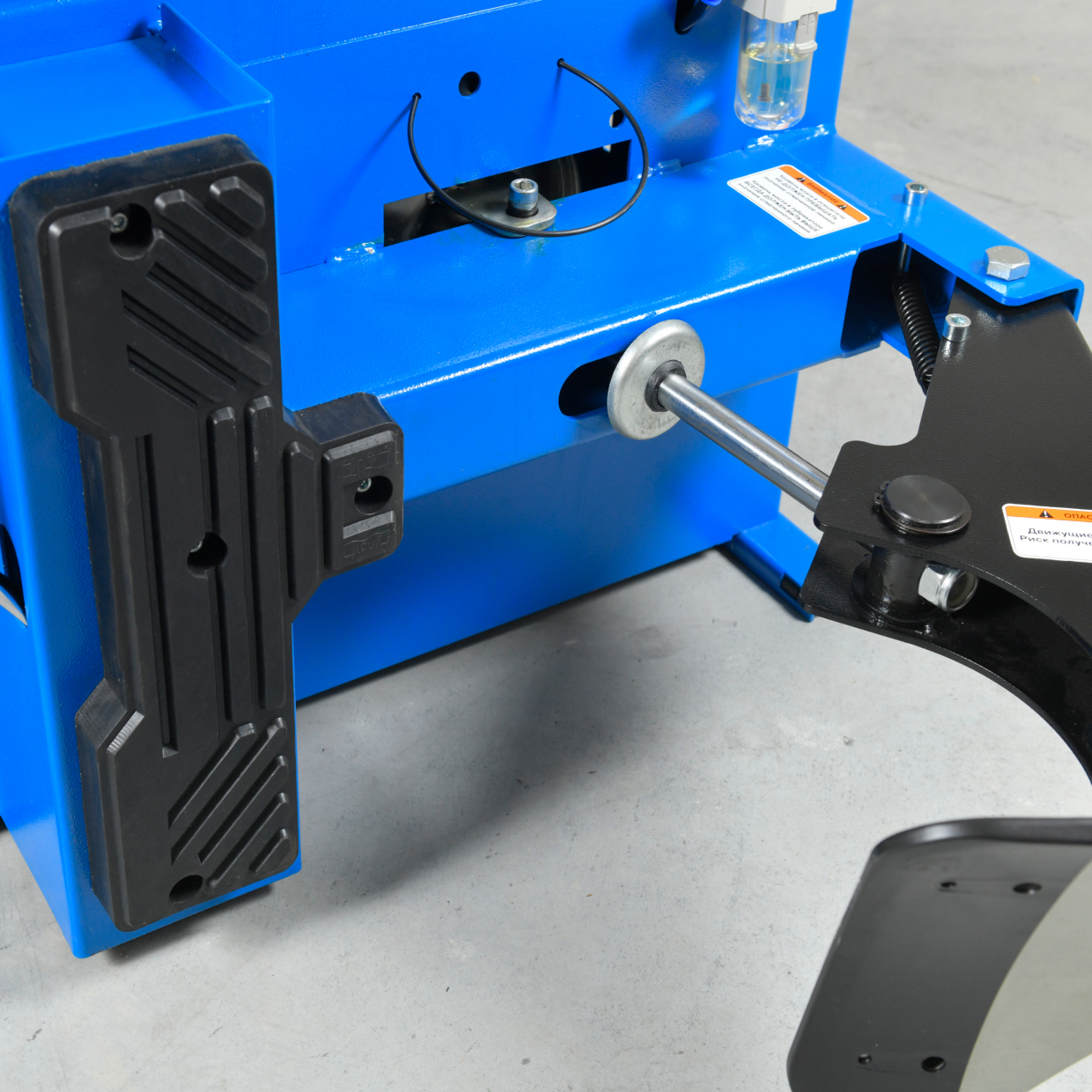 РАЗМЕР РАБОЧЕГО ПРОСТРАНСТВА ОТЖИМНОЙ ЛОПАТКИ ПОЗВОЛЯЕТ РАБОТАТЬ С БОЛЬШИМИ КОЛЕСАМИ